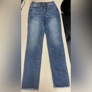 Judy Blue boyfriend fit fringe bottom 5 / 27 measures waist 27” inseam 33 1/2”